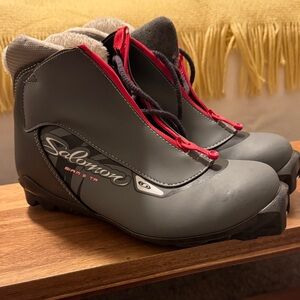 Salomon Siam 5 TR women’s 8.5. True to size. Excellent!